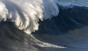 El momento en el que campeón británico de surf se rompe la espalda sobre una ola (Fotos)