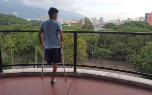 Joven que perdió la pierna durante protestas recauda fondos para una prótesis