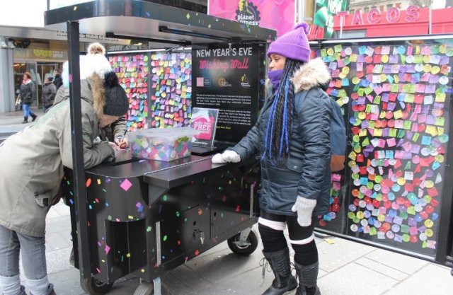 miles de neoyorquinos y turistas de todo el mundo anotaron sus deseos para el año nuevo en retales de confeti que se lanzarán desde la plaza de Times Square durante la celebración de Nochevieja (Foto: EFE)
