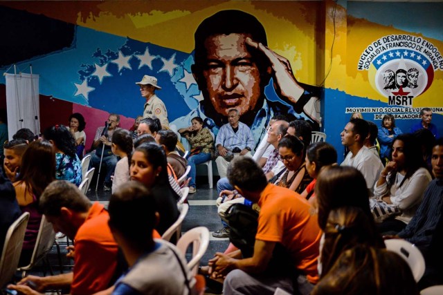 Venezuelans await to get their "Fatherland's Card", an electronic identity card aimed at organising and regulating government social benefits, at Francisco de Miranda chavist operations center, in Caracas on December 7, 2017. / AFP PHOTO / FEDERICO PARRA / TO GO WITH AFP STORY by Margioni BERMUDEZ