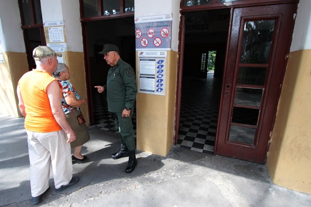 A member of the Venezuelan military guards the entrance to a voting station during the country's municipal elections, in San Cristobal, Tachira state on December 10, 2017. / AFP PHOTO / GEORGE CASTELLANOS