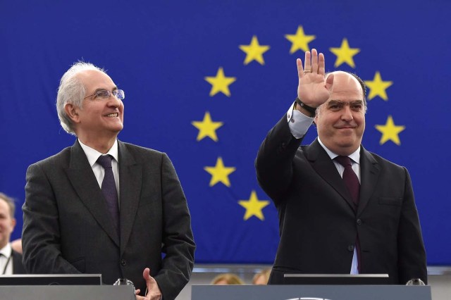 Venezuelan opposition leader Julio Borges (R) and former mayor of Caracas Antonio Ledezma gesture as they arrive at the European Parliament to attend the Sakharov human rights prize ceremony on December 13, 2017 in Strasbourg, eastern France. / AFP PHOTO / FREDERICK FLORIN