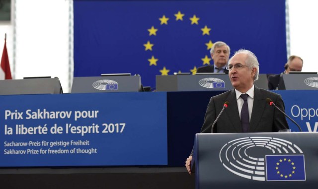 Former mayor of Caracas Antonio Ledezma delivers a speech during a ceremony for the 2017 Sakharov human rights prize dedicated to the Venezuelan Democratic Opposition at the European Parliament, in Strasbourg, eastern France, on December 13, 2017. / AFP PHOTO / FREDERICK FLORIN