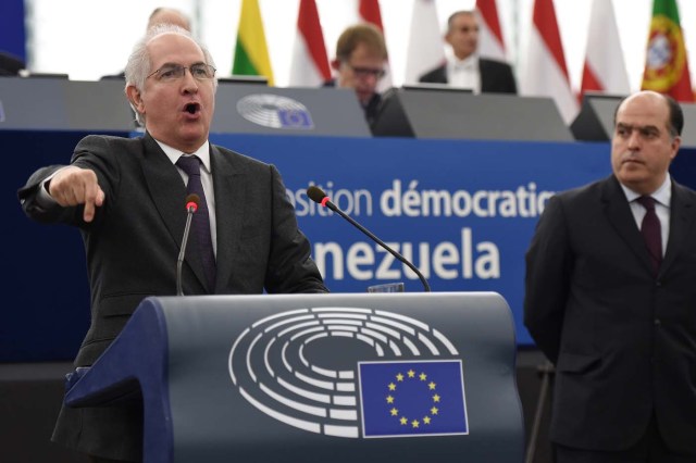Former mayor of Caracas Antonio Ledezma (L) delivers a speech during a ceremony for the 2017 Sakharov human rights prize dedicated to the Venezuelan Democratic Opposition at the European Parliament, in Strasbourg, eastern France, on December 13, 2017. / AFP PHOTO / FREDERICK FLORIN