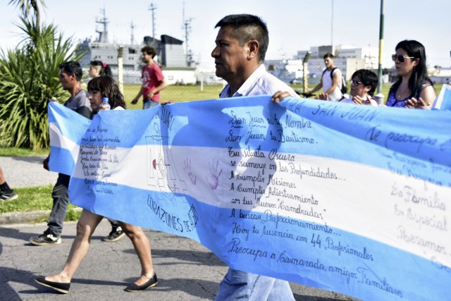 This photo released by Noticias Argentinas shows relatives of the 44 missing Argentine submarine crew members demonstrating outside of Argentina's Navy base in Mar del Plata, on the Atlantic coast south of Buenos Aires, on December 15, 2017, 30 days after the vessel dissapeared. / AFP PHOTO / NOTICIAS ARGENTINAS / Jose Scalzo / Argentina OUT
