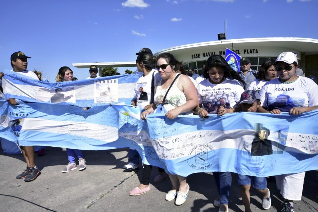 This photo released by Noticias Argentinas shows relatives of the 44 missing Argentine submarine crew members demonstrating outside of Argentina's Navy base in Mar del Plata, on the Atlantic coast south of Buenos Aires, on December 15, 2017, 30 days after the vessel dissapeared. / AFP PHOTO / NOTICIAS ARGENTINAS / JOSE SCALZO / Argentina OUT