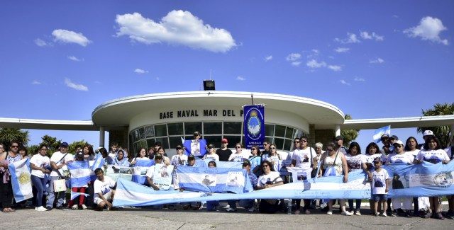 This photo released by Noticias Argentinas shows relatives of the 44 missing Argentine submarine crew members demonstrating outside of Argentina's Navy base in Mar del Plata, on the Atlantic coast south of Buenos Aires, on December 15, 2017, 30 days after the vessel dissapeared. / AFP PHOTO / NOTICIAS ARGENTINAS / JOSE SCALZO / Argentina OUT