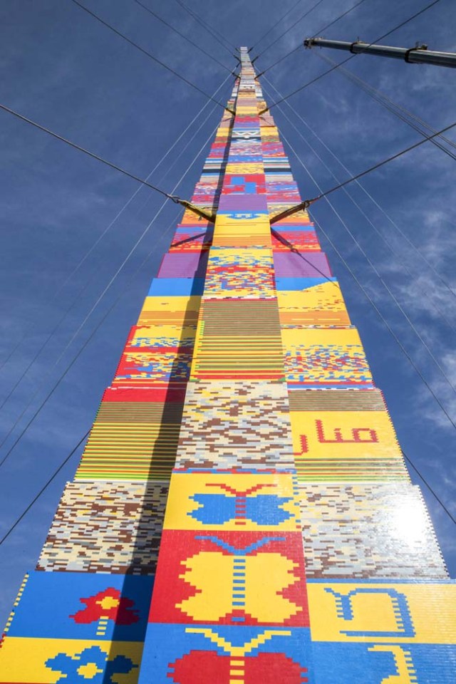 A picture taken on December 27, 2017 shows a LEGO tower under construction in Tel Aviv's Rabin Square, as the city attempts to break Guinness World Record of the highest such structure. / AFP PHOTO / JACK GUEZ