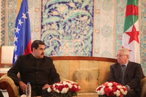 Maduro aterriza en Argelia para “reforzar amistades” entre los dos países