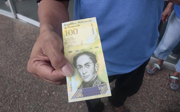 El jefe de Estado Nicolás Maduro sacó a circulación el billete de 100 mil bolívares. (Foto: AVN)