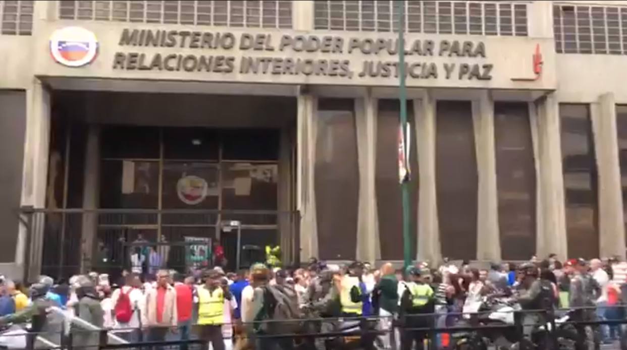 Por tercer día consecutivo trabajadores de la Alcaldía Metropolitana protestan por el pago de aguinaldos