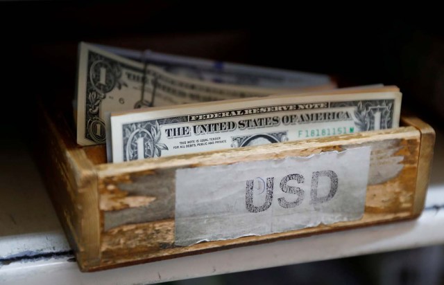 FILE PHOTO: U.S. Dollar banknotes are seen in a box at the Money Service Austria company's headquarters in Vienna, Austria, November 16, 2017. REUTERS/Leonhard Foeger/File Photo