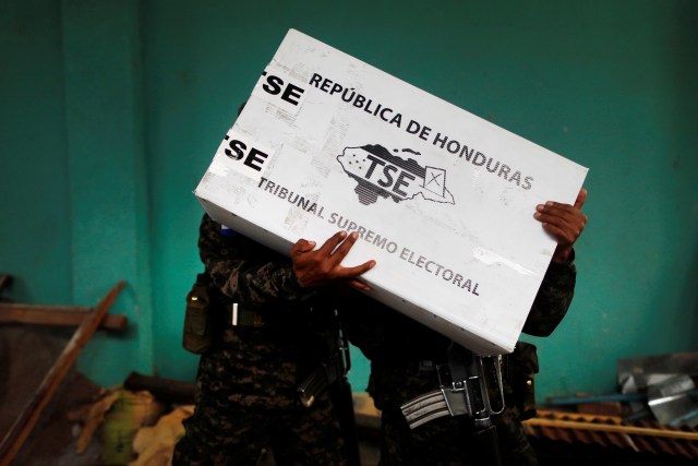 Un grupo de soldados descarga el material electoral para su distribución en los colegios electorales antes de los comicios presidenciales en Tegucigalpa, Honduras. 25 noviembre 2017. REUTERS/Edgard Garrido