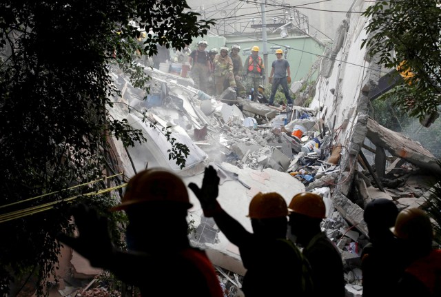 Soldiers and rescue workers search in the rubble of a collapsed building after an earthquake in Mexico City, Mexico September 20, 2017. REUTERS/Henry Romero/File Photo     SEARCH "POY GLOBAL" FOR THIS STORY. SEARCH "REUTERS POY" FOR ALL BEST OF 2017 PACKAGES.    TPX IMAGES OF THE DAY