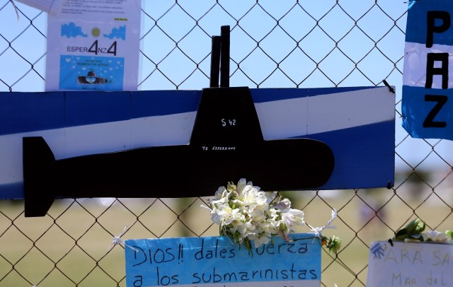 Un arreglo floral y mensajes en apoyo a los 44 tripulantes del submarino desparecido ARA San Juan, colocados en una base de la Armada argentina en Mar del Plata, nov 25, 2017.  REUTERS/Marcos Brindicci
