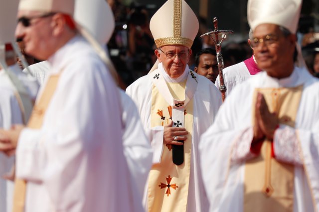 Pope Francis arrives for a mass in Dhaka, Bangladesh December 1, 2017. REUTERS/Damir Sagolj