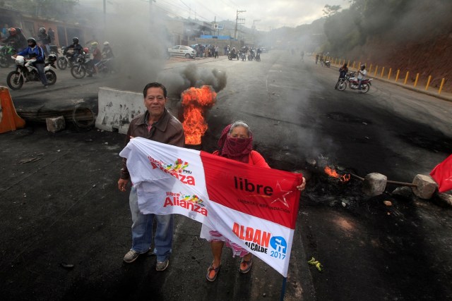 Supporters of Salvador Nasralla, presidential candidate for the Opposition Alliance Against the Dictatorship, stand at a barricade settled to block road during a protest caused by the delayed vote count for the presidential election in Tegucigalpa, Honduras December 1, 2017. REUTERS/Jorge Cabrera
