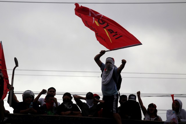 Un partidario del candidato Salvador Nasralla agita una bandera durante una protesta en Tegucigalpa. 30 de noviembre de 2017. REUTERS/Jorge Cabrera