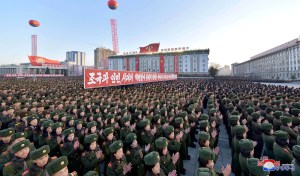 Pyongyang celebra un desfile militar la víspera de los Juegos Olímpicos