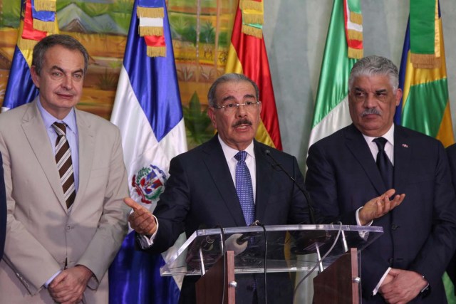 (L-R) Former Spanish Prime Minister Jose Luis Rodriguez Zapatero, Dominican Republic's President Danilo Medina and Chancellor Miguel Vargas talk to the media after attending a meeting between Venezuela's government and opposition coalition in Santo Domingo, Dominican Republic, December 1, 2017. REUTERS/Ricardo Rojas.