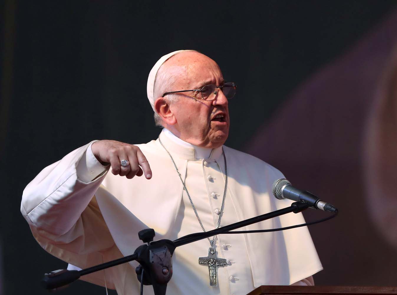 El Papa pide a los jóvenes que no pasen todo el día al teléfono, ignorando el mundo