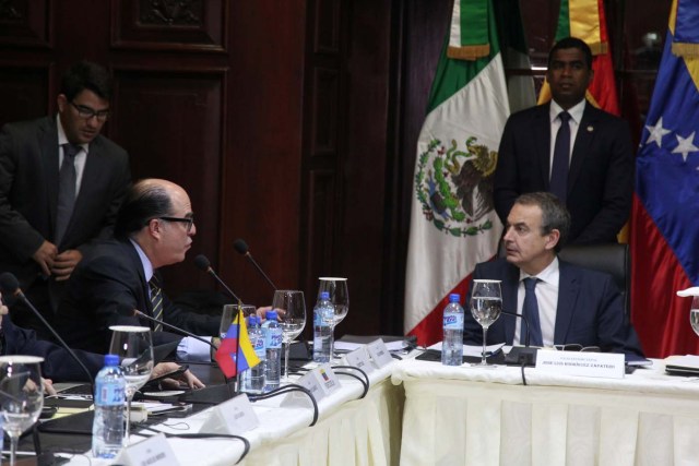 Julio Borges, president of Venezuela's National Assembly and lawmaker of the Venezuelan coalition of opposition parties (MUD) and Former Spanish Prime Minister Jose Luis Rodriguez Zapatero attend Venezuelan government and opposition meeting in Santo Domingo, Dominican Republic December 2, 2017. REUTERS/Ricardo Rojas