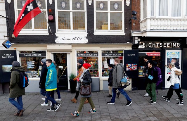 People walk past a touristic shop in central Amsterdam, Netherlands, December 1, 2017. REUTERS/Yves Herman