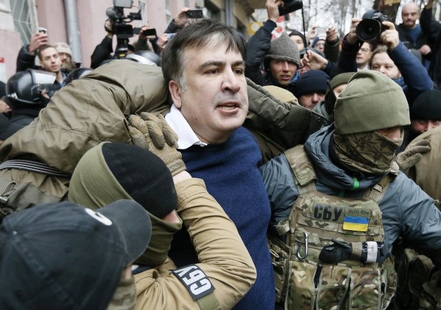 Georgian former President Mikheil Saakashvili is detained by officers of the Security Service of Ukraine, conducting a search of his apartment, in Kiev, Ukraine December 5, 2017. REUTERS/Valentyn Ogirenko TPX IMAGES OF THE DAY