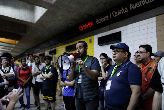Luis Bergolla (C), tour organizer of 'Caracas in 365', speaks to attendees inside a metro station during a walking tour at Catia neighborhood in Caracas, Venezuela November 18, 2017. Picture taken November 18, 2017. REUTERS/Marco Bello