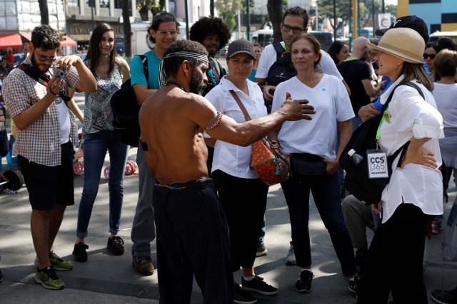 Attendees of a walking tour of 'Caracas in 365' talk to a man at Plaza Catia in Caracas, Venezuela November 18, 2017. Picture taken November 18, 2017. REUTERS/Marco Bello