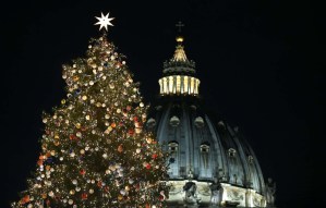 Las luces de Navidad iluminan la Plaza de San Pedro en el Vaticano (FOTOS)