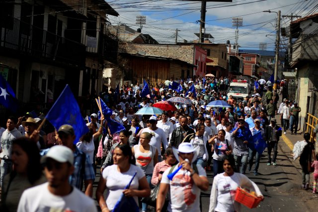Supporters of President and National Party presidential candidate Juan Orlando Hernandez march in support of Hernandez in Tegucigalpa, Honduras December 7, 2017. REUTERS/Jorge Cabrera