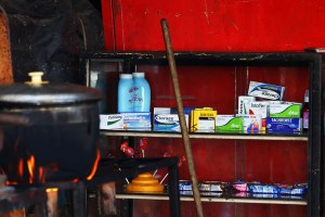 Buhoneros venden medicamentos sin récipe y sin permiso sanitario (fotos)