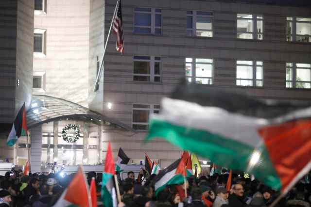 Protesters demonstrate outside the U.S. embassy against President Donald Trump's decision to recognise Jerusalem as Israel's capital in Berlin, Germany December 8, 2017. REUTERS/Axel Schmidt