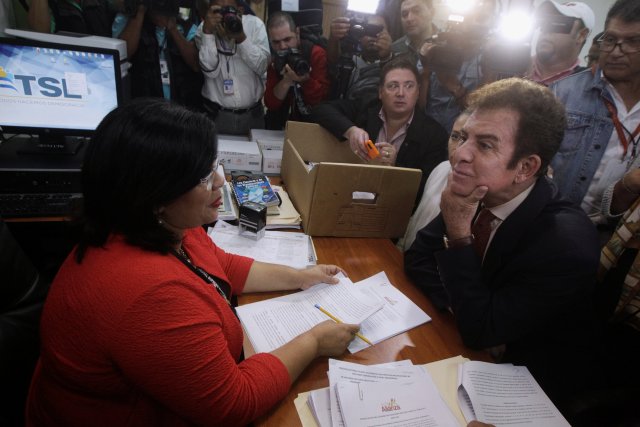 Salvador Nasralla (R), candidato presidencial por la Alianza de oposición contra la dictadura, escucha a Leticia Henríquez, funcionaria adjunta del Tribunal Supremo Electoral, mientras solicita formalmente anular los resultados de las elecciones presidenciales aún no resueltas, en Tegucigalpa, Honduras, diciembre 8, 2017. REUTERS / Jorge Cabrera