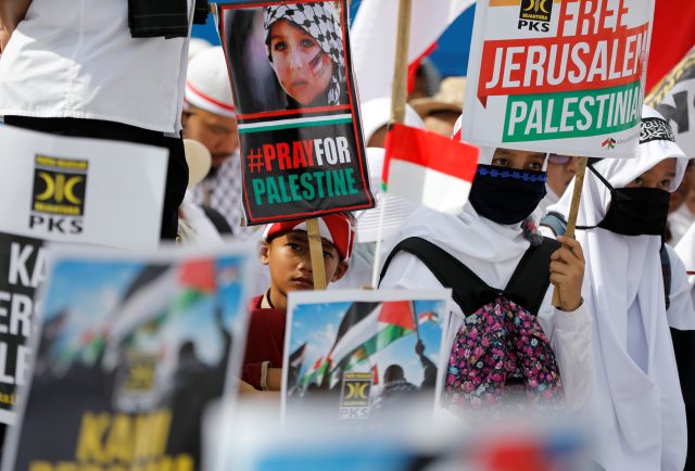 Protesters hold a rally outside the U.S. embassy in Jakarta, Indonesia, to condemn the U.S. decision to recognise Jerusalem as Israel's capital, December 10, 2017. REUTERS/Darren Whiteside