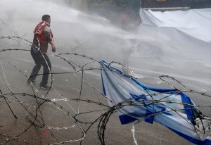 Policía lanza gases contra manifestantes cerca de Embajada de EEUU en Beirut