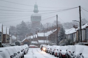 La nevada obliga a cancelar vuelos y cerrar carreteras en el Reino Unido (fotos)