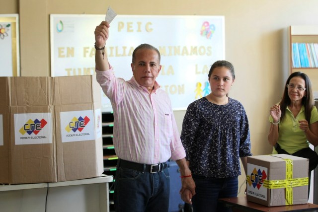 Opposition candidate for the Zulia state governor office Manuel Rosales casts his vote at a polling station during a nationwide election for new mayors, in Maracaibo, Venezuela December 10, 2017. REUTERS/Isaac Urrutia