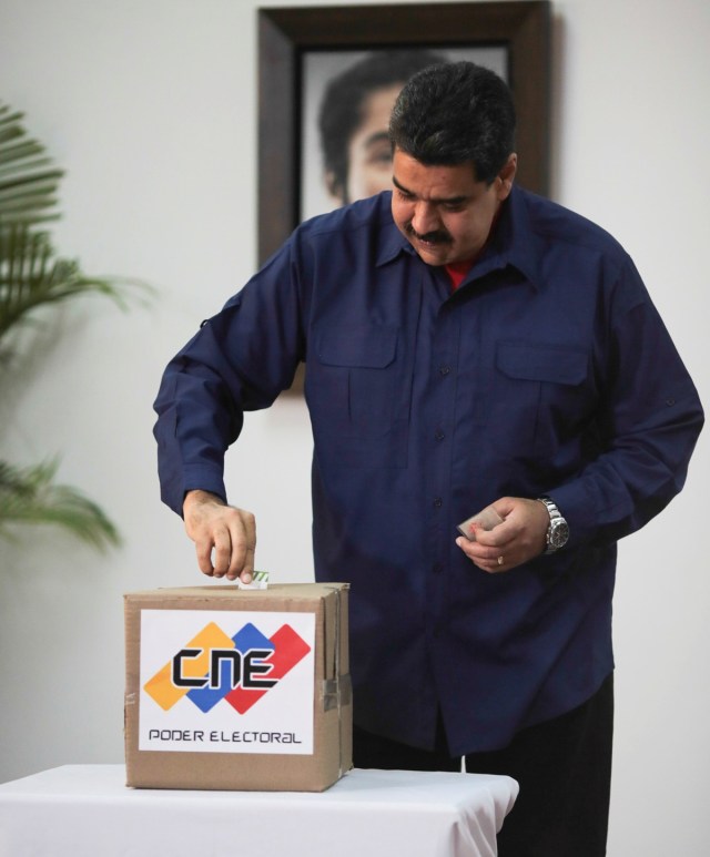 Venezuela's President Nicolas Maduro casts his vote at a polling station during a nationwide election for new mayors, in Caracas, Venezuela December 10, 2017. Miraflores Palace/Handout via REUTERS ATTENTION EDITORS - THIS PICTURE WAS PROVIDED BY A THIRD PARTY