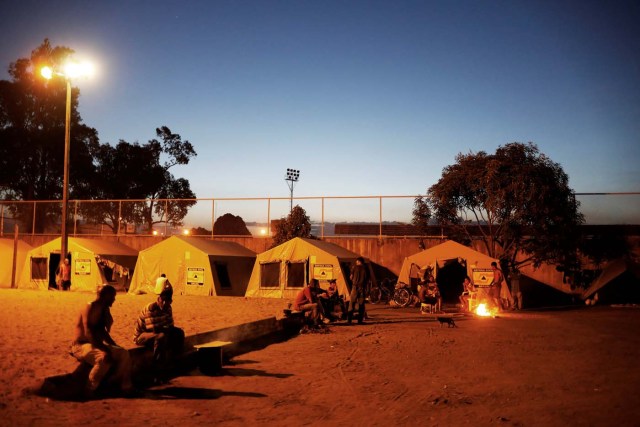 Venezuelanos se concentram em tendas no entorno de ginásio em Boa Vista: situação se agrava e gera ataques xenofóbicos - Nacho Doce / REUTERS/17-11-2017 