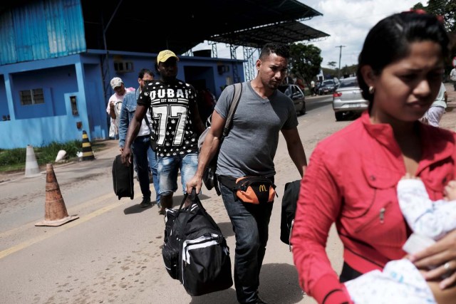 Inmigrantes venezolanos cruzan a Brasil en el paso fronterizo de Pacaraima, en noviembre de 2017. (Reuters)