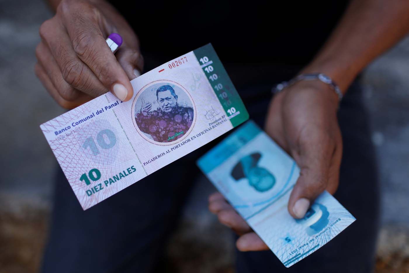 El banco y la moneda paralela de los colectivos chavistas (fotos)
