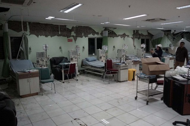 The damaged interior of a hospital is seen after an earthquake hit the city of Banyumas, Indonesia, December 16, 2017, in this photo taken by Antara Foto. Antara Foto/Idhad Zakaria/ via REUTERS ATTENTION EDITORS - THIS IMAGE WAS PROVIDED BY A THIRD PARTY. MANDATORY CREDIT. INDONESIA OUT.