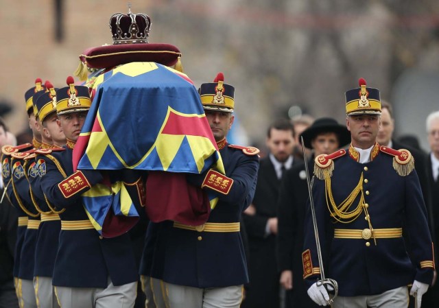 Soldiers carry the coffin of late Romanian King Michael during a funeral ceremony in Bucharest, Romania, December 16, 2017. REUTERS/Stoyan Nenov