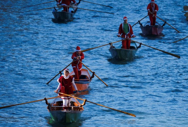 People dressed as Santa Claus row during a Christmas regatta in Venice, Italy December 17, 2017. REUTERS/Manuel Silvestri