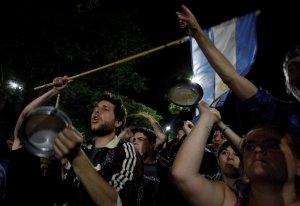 Segunda noche de cacerolazos en Buenos Aires contra reforma de pensiones