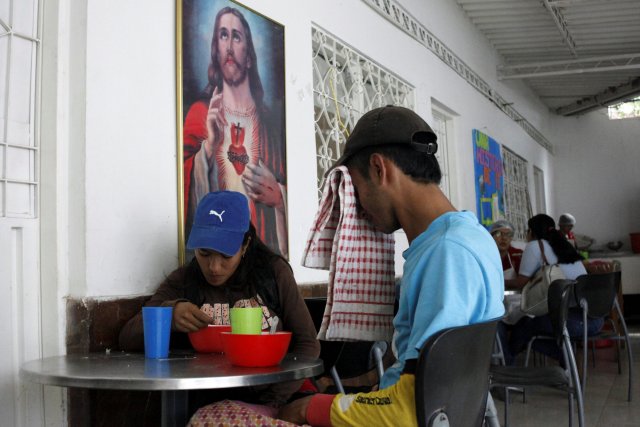Marlon Carrillo (R) and his wife Yorgelis Materan have lunch in a church-run soup kitchen in Cucuta, Colombia December 15, 2017. Picture taken December 15, 2017. REUTERS/Carlos Eduardo Ramirez