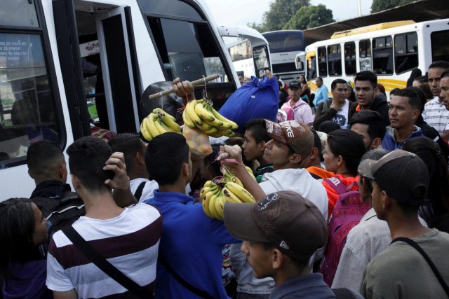 People carrying goods try to find a spot on a bus to travel to the city of San Antonio near the Colombian border at the bus station in San Cristobal, Venezuela December 14, 2017. Picture taken December 14, 2017. REUTERS/Carlos Eduardo Ramirez