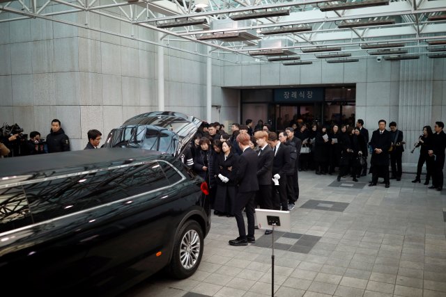 Relatives and celebrities react as the coffin of Kim Jong-hyun, lead singer of top South Korean boy band SHINee, is transferred to a hearse during the funeral at a hospital in Seoul, South Korea, December 21, 2017. REUTERS/Kim Hong-Ji